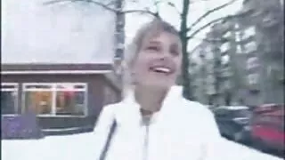 გარეშე მოიხსნას მისი ქამარი, გოგონა ოსტატურად ჩავა მისი pussy on ყლე