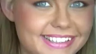 გოგონა თეთრი თეთრეული sucks cock და იღებს pussy on couch