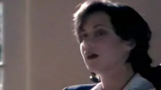 მან sucks hahal ის მამალი სამზარეულოში და იჭერს cum მისი სახე