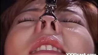 ორი ბიჭები და chicks სიმშვიდეს ზაფხულში აუზი