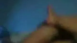 Cutie sucks ღრმად და შესანიშნავად ჩავა ბიჭი შორის