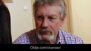 რუსული chick masturbates ერთად კბილის ჯაგრისი, ბანანის და კიდევ მარკერები