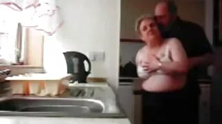 გოგონა rubs ვაგინა პიკაპის ყლე