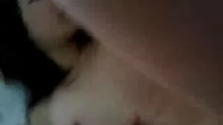 გოგონა უყურებს porn მეშვეობით ვირტუალური რეალობა სათვალე და მისცა ბიჭი