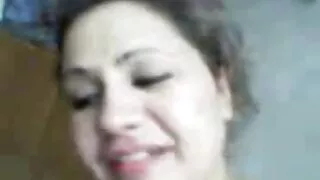 მისი მუხლებზე იგი greedily sucks boner მაღალი ევროპული
