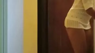 ქერა წინდები აჩვენა, ლამაზი,