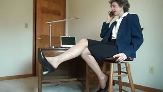 ორი მუქი haired Babes pleasuring გულშემატკივარი მამაკაცი