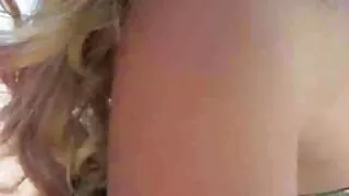 Lesbuha აკონტროლებს ერთად dildo ორივე ხვრელების ქერა