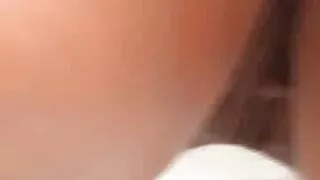 Cutie აქტიურად გაიყვანს მისი ass დიდი boner