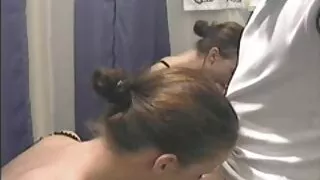 ორი მძიმე მკერდი ქერა