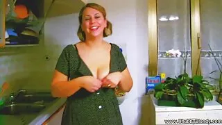 ხანგრძლივი haired cutie აქტიურად fidgets შორის