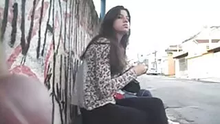 გოგონა სკამზე და პირში