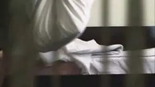 გაჟღენთილია შავი, ჯანსაღი ტრაკი ახალგაზრდა ქალი