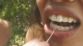 გოგონების გასეირნება dude ' s penis მიერ აუზი ffm sex