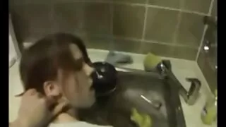 მჭიდროდ eyed მოახლე სჯერა ზღაპრები და sucks შავი