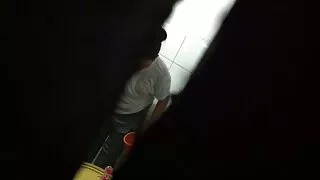 ახალგაზრდა შავგვრემანი და ქერა