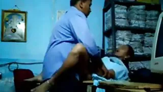 გოგონა გარეთ თითებით მისი სველი ზოლი